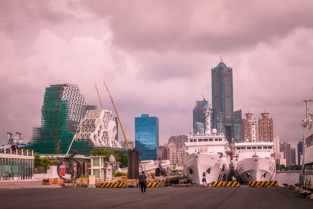鹽埕街區的老屋與招牌