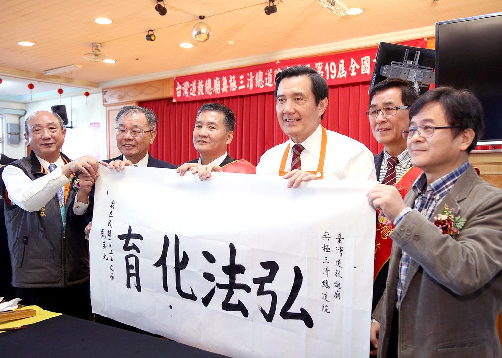 空中泳池與周邊躺椅